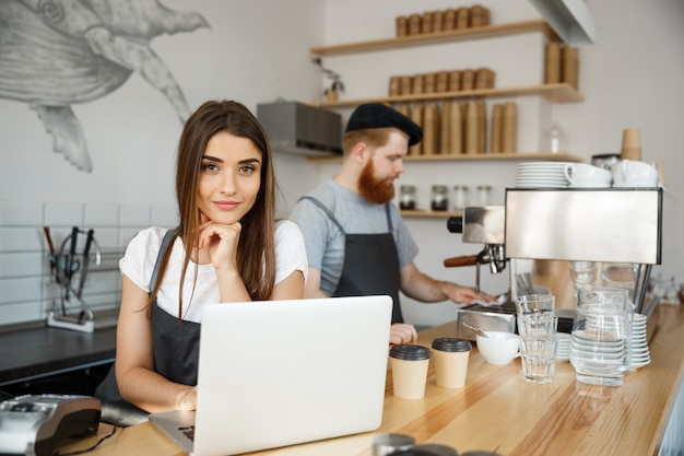 커피 비즈니스 개념-아름 다운 백인 바텐더 바리 스타 또는 작업 및 현대 커피 숍에서 노트북에 기획.