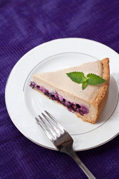 Foto torta al caffè con mirtilli