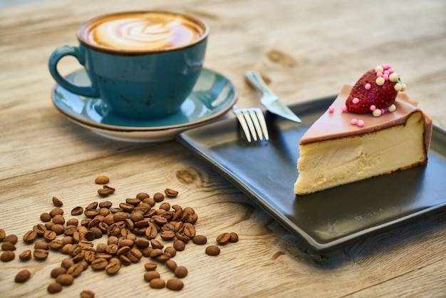 Foto caffè, cheesecake e chicchi di caffè