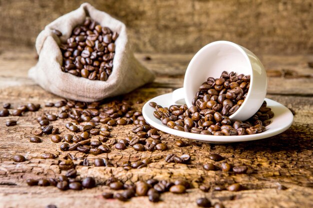 커피 커피 콩 커피 콩으로 가득 찬 커피 컵