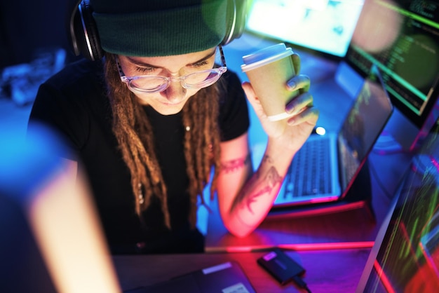 Foto computer da caffè o hacker ragazza in ufficio notturno per la codifica di phishing o la ricerca di tecnologia blockchain programmatore di dati per pc o donna che hackera online nella sicurezza informatica digitale sul sito web globale o su internet