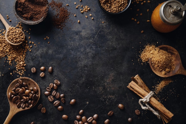 Concetto di caffè con caffè macinato e caffè istantaneo zucchero in grani su sfondo vintage scuro vista dall'alto