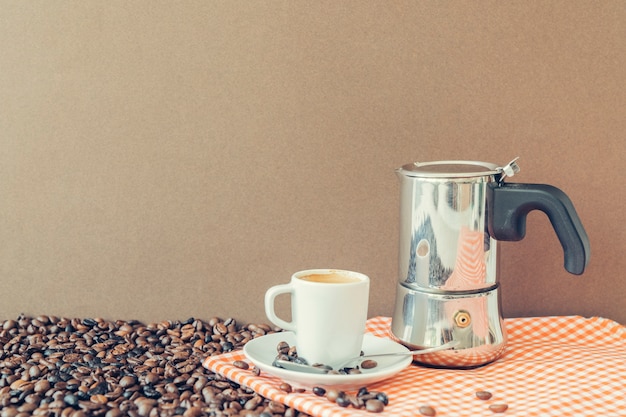 Foto concetto di caffè con moka pot e espresso su tela