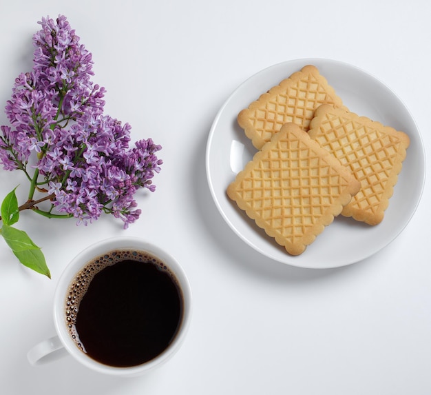 コーヒー クッキーとライラックの花