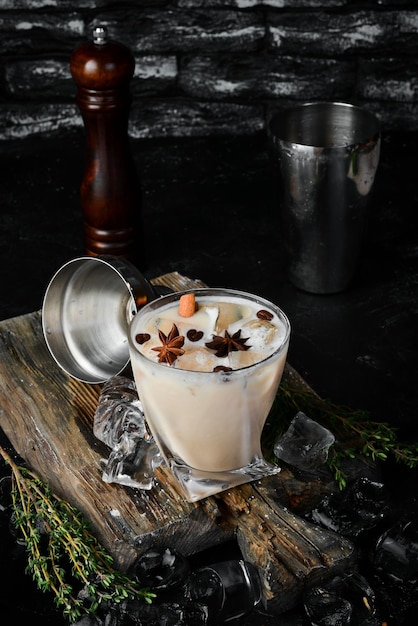 Фото Кофейный крем-ликер из коньяка и виски на черном баре