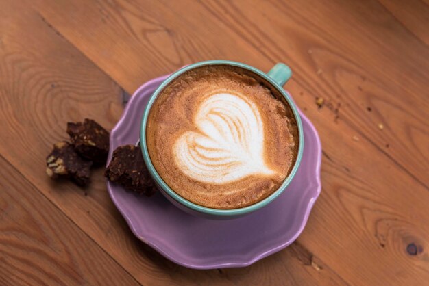 Servizio caffè e caffè cremoso nella caffetteria ristorante bar a casa con caramelle biscotti al cioccolato