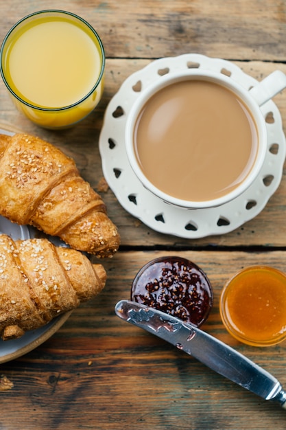잼과 오렌지 주스와 커피와 크로와상. 전형적인 프랑스 식 아침 식사 (Petit Déjeuner)