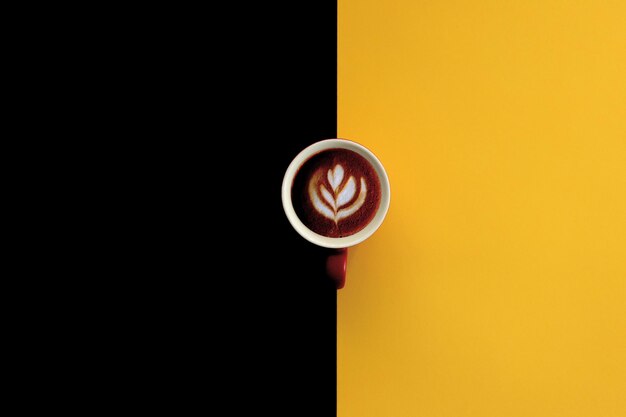 Foto coppa di caffè sullo sfondo arancione
