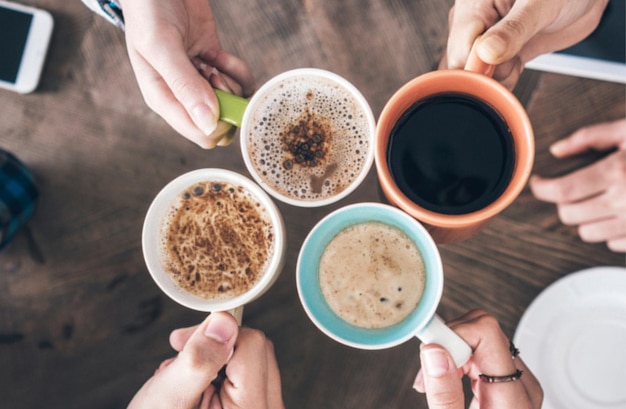 写真 白い背景のコーヒーカップと豆