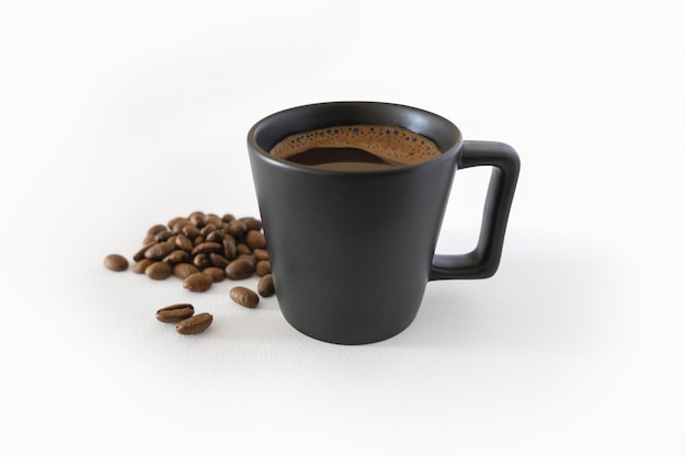 Фото Чашка кофе и кофейные зерна, изолированные на белом фоне