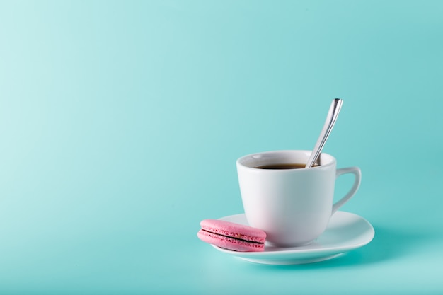 Tazza di caffè sul fondo dell'acqua con il posto per un'iscrizione