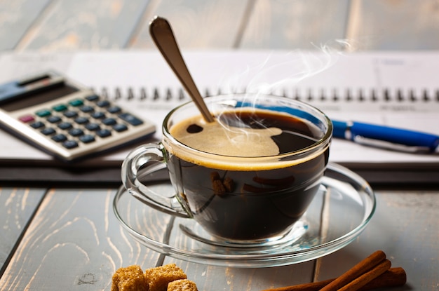 Кофе в чашке на фоне предметов для ведения бизнеса