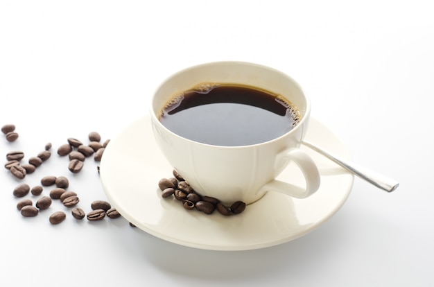 Чашка кофе и бобы кофе на белом фоне