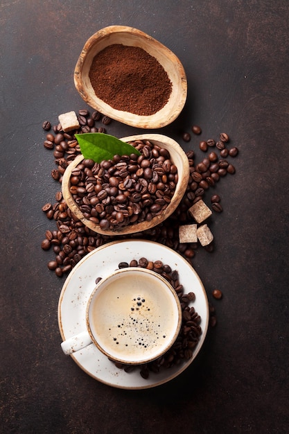커피 컵 콩과 지상 가루