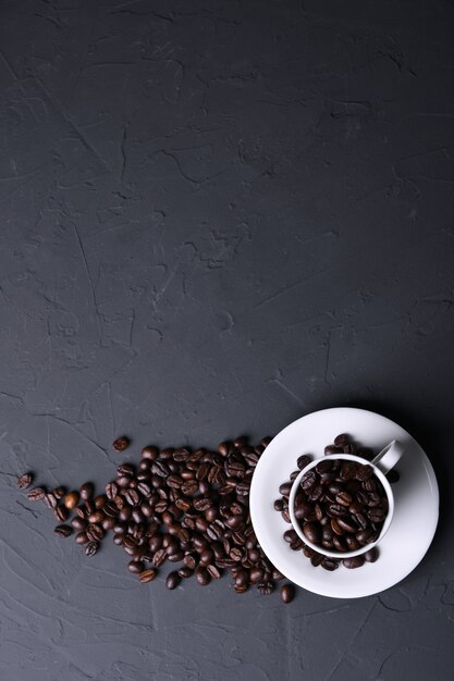 Tazza e fagioli di caffè sul vecchio beton grigio della cucina, tavola della roccia. vista dall'alto con copyspace