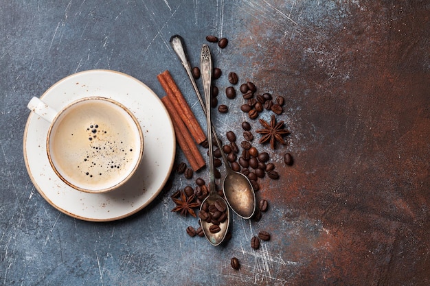 コーヒー カップの豆とスパイス