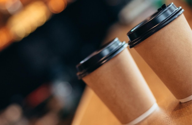 Foto coppa di caffè e fagioli su uno sfondo bianco