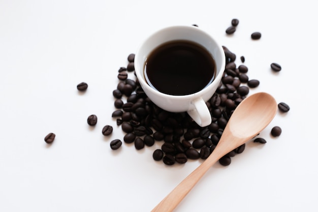 Foto tazza e fagioli di caffè su una priorità bassa bianca.