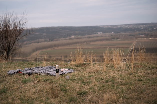 Foto disposizione tazza e coperta di caffè