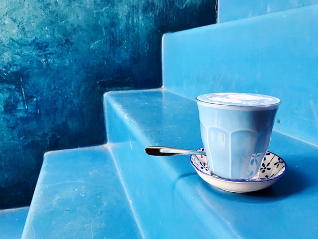 Photo coffee cup on blue steps