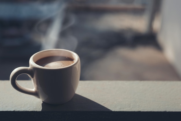 Tazza di caffè su sfocatura dello sfondo