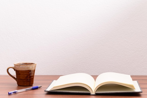 Photo coffee cup and book on table