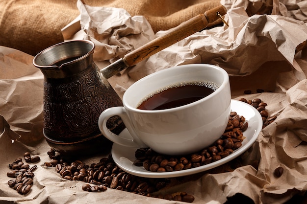 Tazza di caffè e cezve per caffè turco