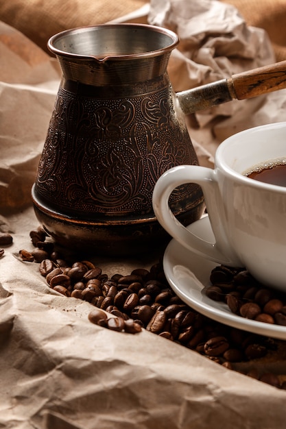 Foto tazza di caffè e cezve per caffè turco