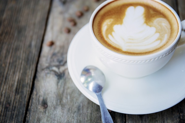 Tazza di caffè del primo piano sulla tavola.