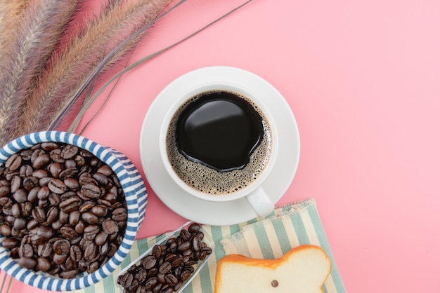 コーヒーカップとコーヒー豆のトップビュー