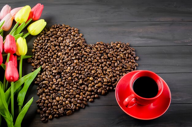 커피 컵, 커피 콩 및 튤립