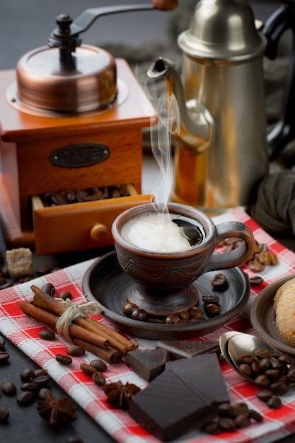 コーヒー豆のカップにコーヒー。