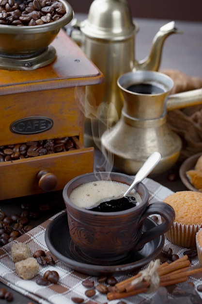 コーヒー豆のカップにコーヒー。