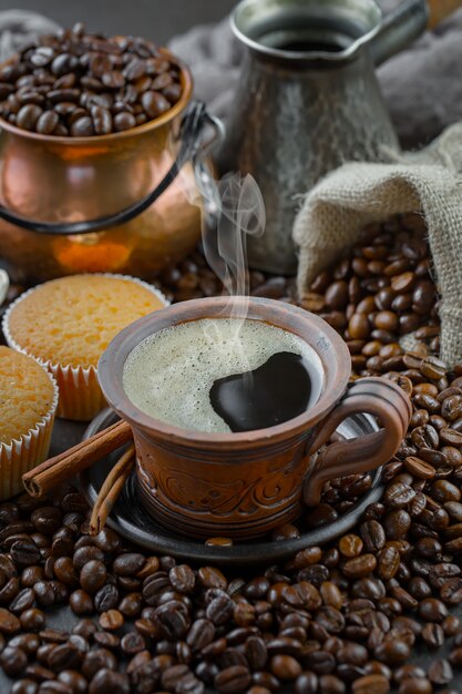 コーヒー豆のカップにコーヒー。