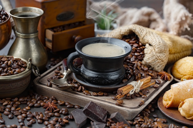 コーヒー豆のカップにコーヒー。