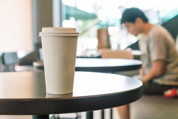 コーヒーショップでコーヒーカップ