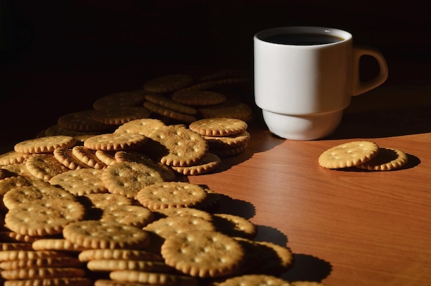 Foto tazza di caffè e biscotti sul tavolo