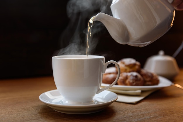 コーヒーカップとクッキーがテーブルに