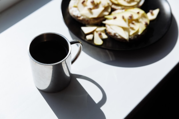 コーヒーカップとおいしいタルトまたはケーキとリンゴと梨の混合物と上からのチョコレート夏のペストリーデザート