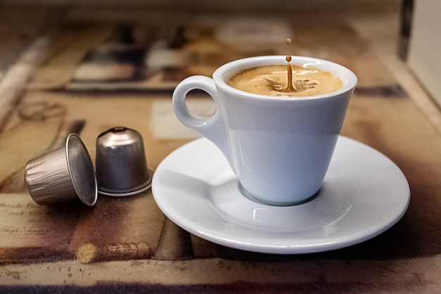 淹れたてのエスプレッソコーヒーが入ったコーヒーカップ