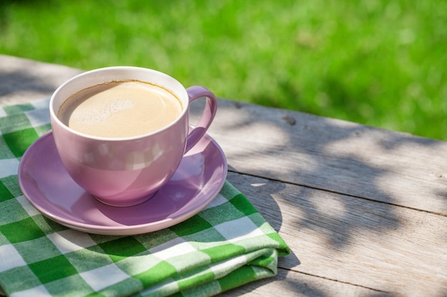 庭のテーブルの上のコーヒーカップ