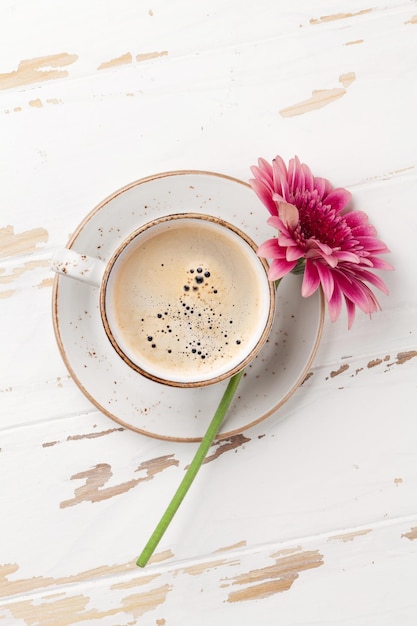 Foto tazza da caffè e fiore di gerbera