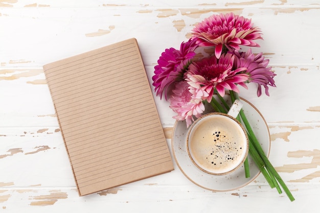 Foto tazza di caffè e fiori di gerbera