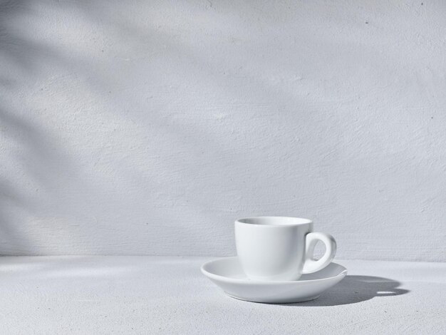 灰色のテーブルの上のコーヒーカップ