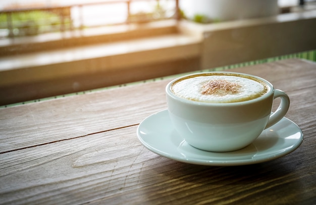 木製の背景にコーヒーカップ