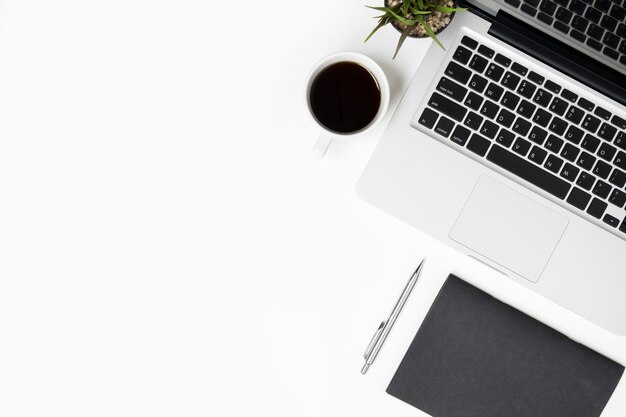 Photo coffee cup and laptop on table