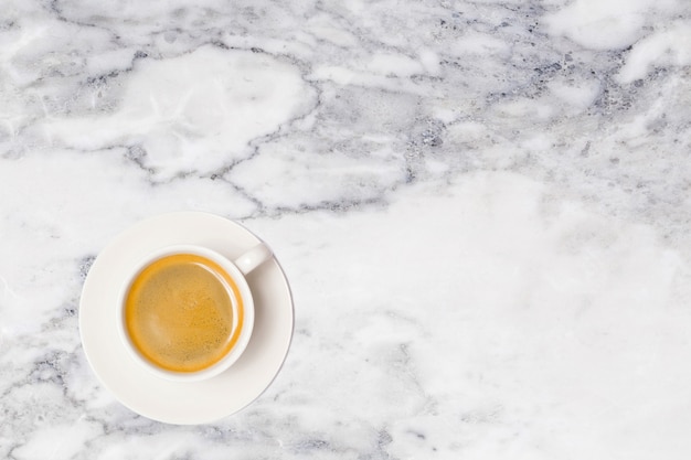 Tazza di caffè sulla vista di marmo del piano d'appoggio.