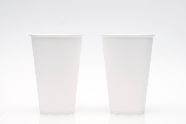 白い背景の上のコーヒーカップのモックアップ。テキストとロゴのコピースペース。