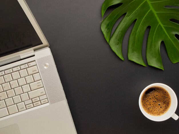 Photo coffee cup on office desk.