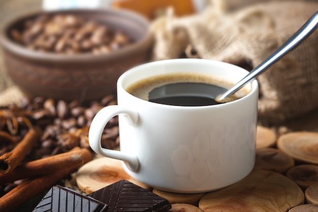 Caffè in una tazza su uno sfondo vecchio